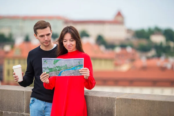 Romantik Çift birlikte Avrupa'da yürüme. Mutlu aşıklar Cityscape ünlü simge ile zevk. — Stok fotoğraf