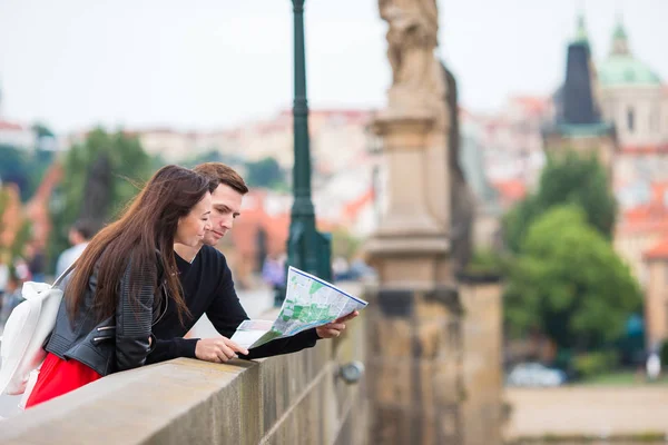 Pareja romántica caminando juntos en Europa. Amantes felices disfrutando del paisaje urbano con monumentos famosos . — Foto de Stock