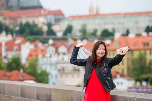 Mujer urbana joven feliz en la ciudad europea en el famoso puente. Caminata turística caucásica en Praga, República Checa —  Fotos de Stock