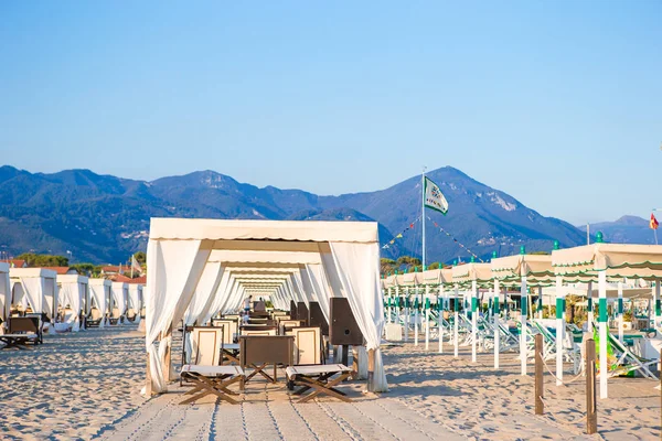 Tumbonas en la famosa playa de arena italiana en Forte dei Marmi —  Fotos de Stock