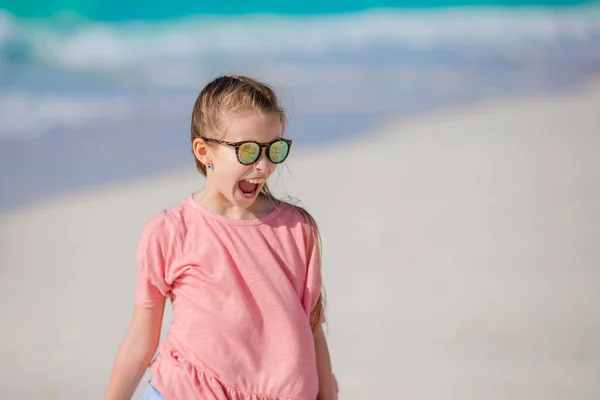 暑假期间海滩上可爱小女孩的画像 — 图库照片
