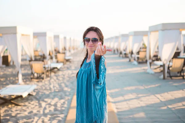 Joven hermosa mujer en la playa durante las vacaciones tropicales —  Fotos de Stock