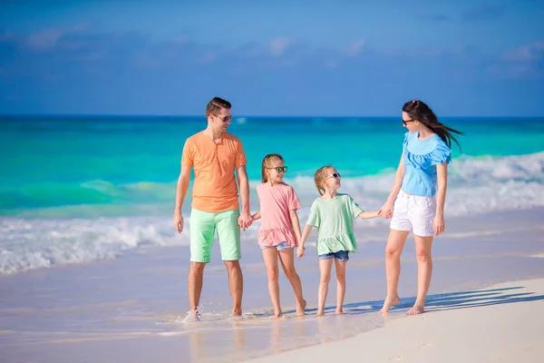 Familia feliz en una playa tropical — Foto de Stock