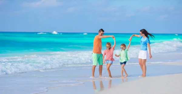 Hermosa familia tener un montón de diversión en la playa —  Fotos de Stock