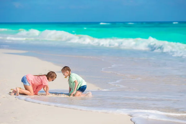 Adorable little kids play with white sand — Stock Photo, Image
