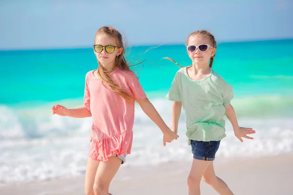 Urocze dziewczynki mogą bawić się razem na biały tropikalnej plaży — Zdjęcie stockowe