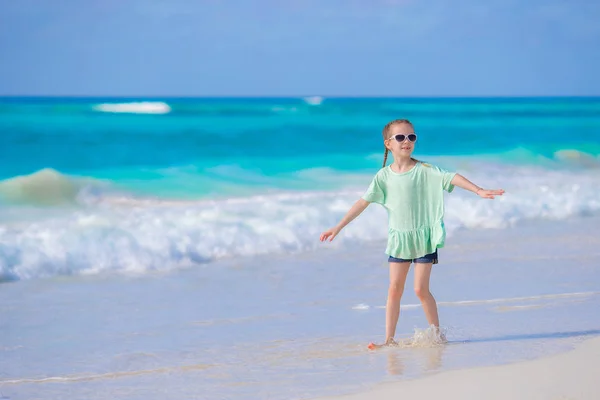 かわいいです女の子歩くビーチでカリブ海の休暇中に — ストック写真