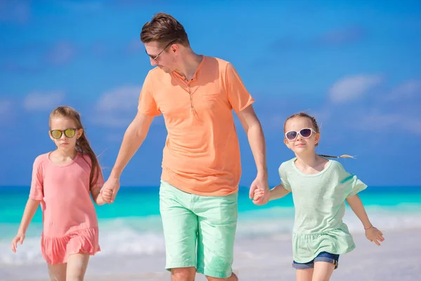Famiglia di papà e bambini che camminano sulla spiaggia tropicale bianca sull'isola dei caraibi — Foto Stock