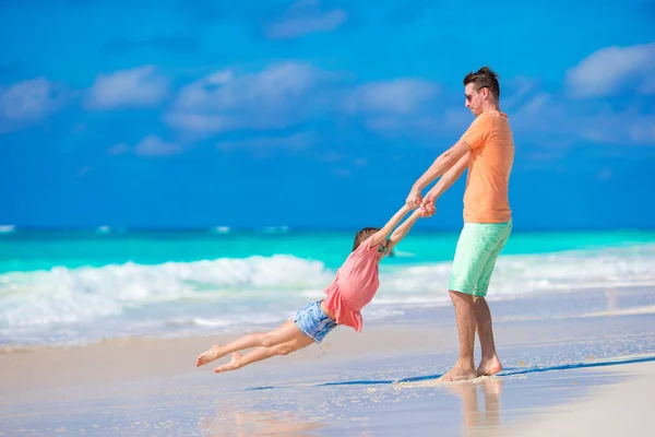 Little girl and happy dad having fun during beach vacation — Stock Photo, Image