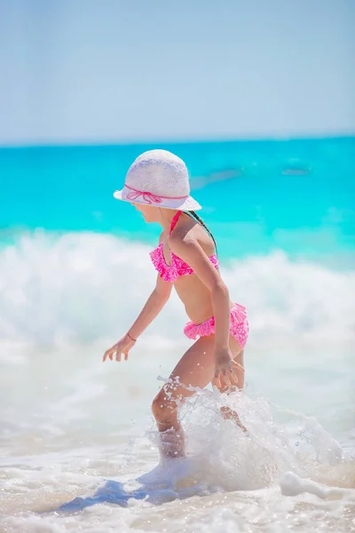 Söt liten flicka i hatt promenader på stranden under Karibien semester — Stockfoto