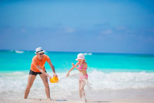 Niña y papá feliz divirtiéndose durante las vacaciones en la playa — Foto de Stock