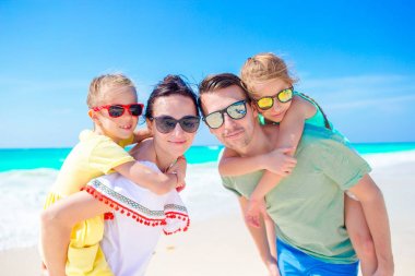 Genç aile tatilde çok eğleniyor.