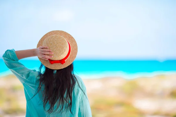 Young woman in hat on a tropical beach — Stock Photo, Image