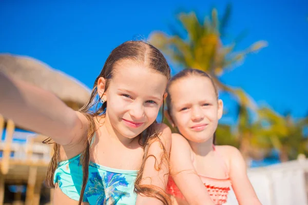 Adorables petites filles jouant dans la piscine extérieure. Les enfants mignons prennent selfie . — Photo