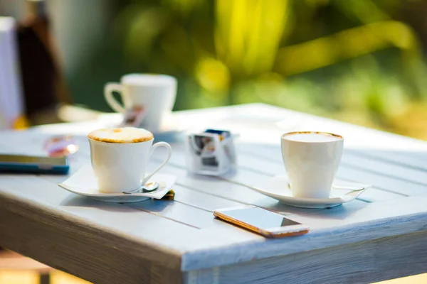 Ora di pranzo, tazza di caffè sul tavolo in restaraunt outdoor — Foto Stock