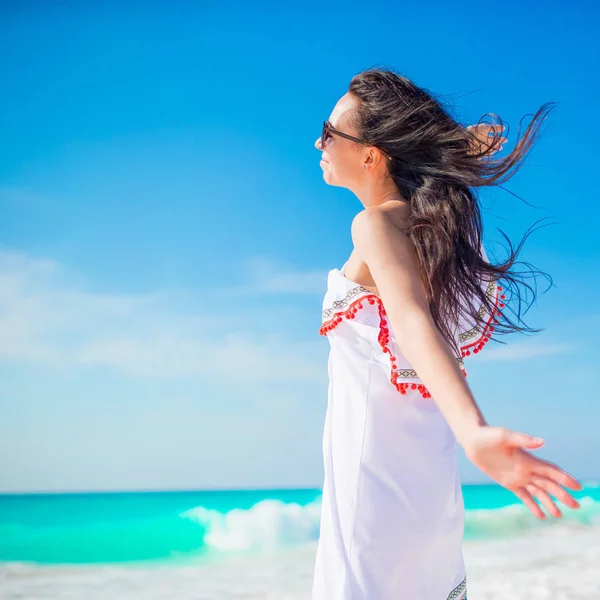 Jovem mulher bonita desfrutando as férias na praia tropical branca — Fotografia de Stock