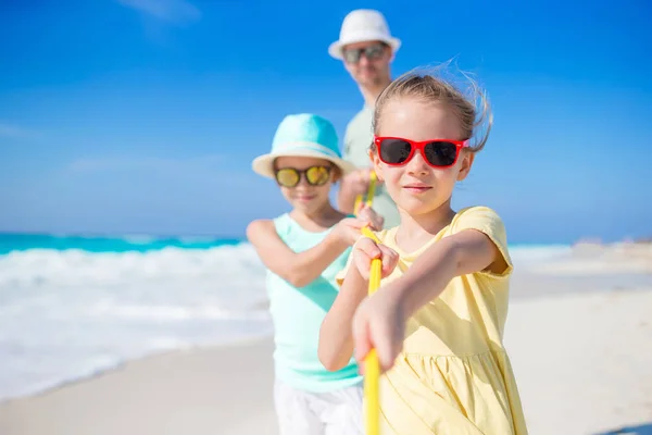 Familie van de vader en kinderen veel plezier op witte tropisch strand — Stockfoto