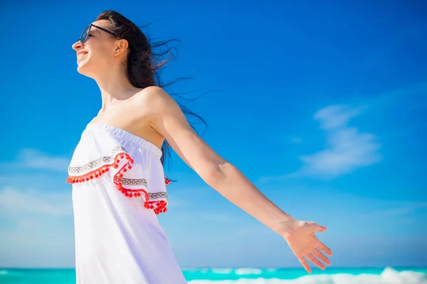 年轻漂亮的女人，在白色的热带海滩享受假期 — 图库照片