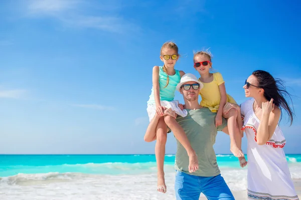 Молодая семья в отпуске веселится — стоковое фото