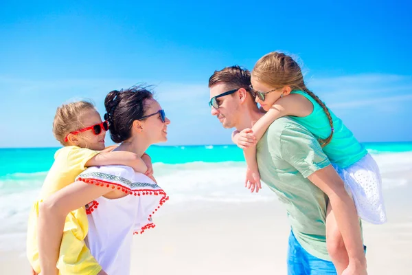 Jeune famille en vacances sur le littoral tropical — Photo