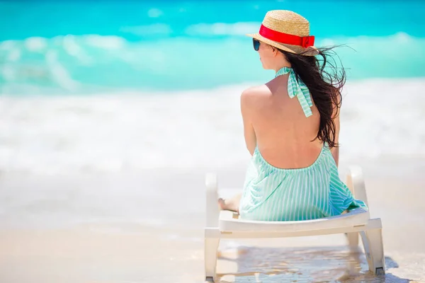 Mujer joven en sombrero en una playa tropical — Foto de Stock