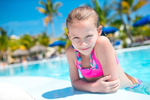 Portrait little girl having fun in outdoor swimming pool — Stock Photo, Image