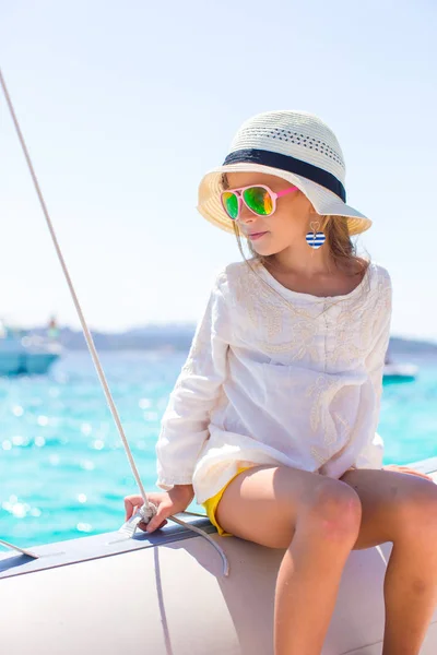 Маленькая девочка наслаждается плаванием на лодке в открытом море — стоковое фото
