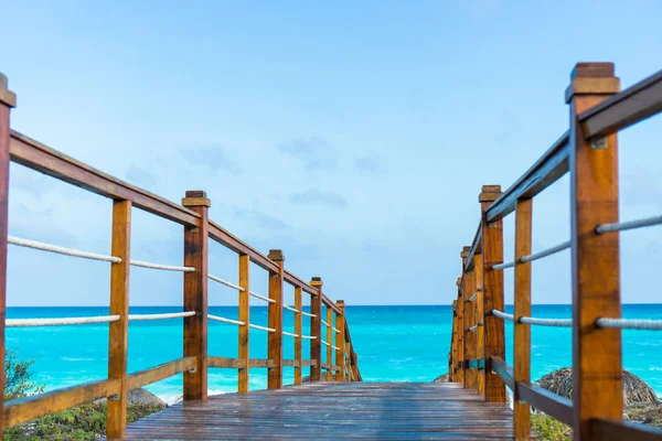 Wooded bridge and turquoise sea in Cayo Largo, Cuba — Stock Photo, Image