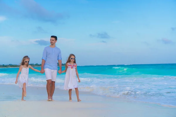 Family of dad and kids walking on white tropical beach on caribbean island — Stock Photo, Image