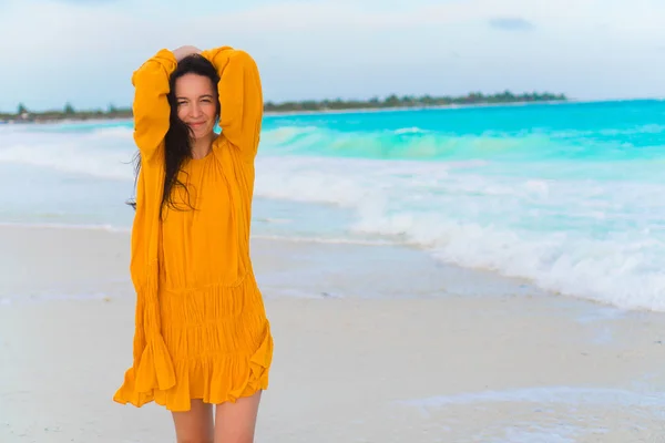 Joven hermosa mujer en la orilla del mar tropical en la puesta del sol. Vista posterior de la joven en hermoso vestido de fondo el mar —  Fotos de Stock