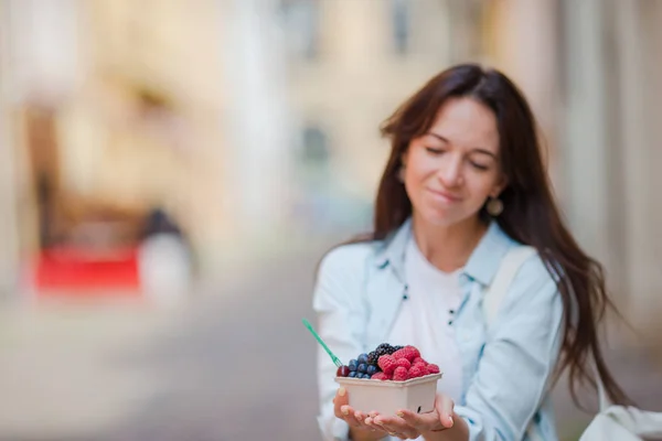 Młoda kobieta kupiła jagody w Markecie. Owoców jagody o kobiecych rąk. — Zdjęcie stockowe