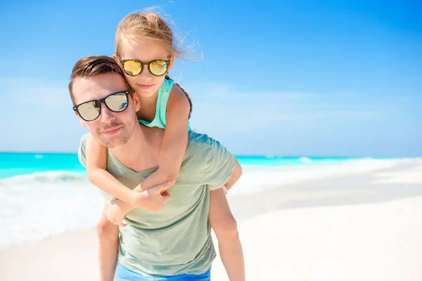 Porträtt av lilla bedårande flicka och ung far på tropical beach — Stockfoto