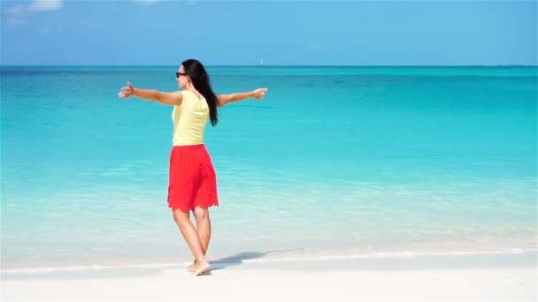 Schöne junge Frau am Strand beim Spazierengehen im flachen Wasser. Zeitlupenvideo. — Stockvideo