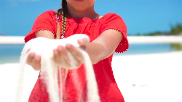 자연스럽게 움직 이는 모습: 이국적 인 해변에서 아름다운 흰색 모래를 가지고 노는 소녀 — 비디오