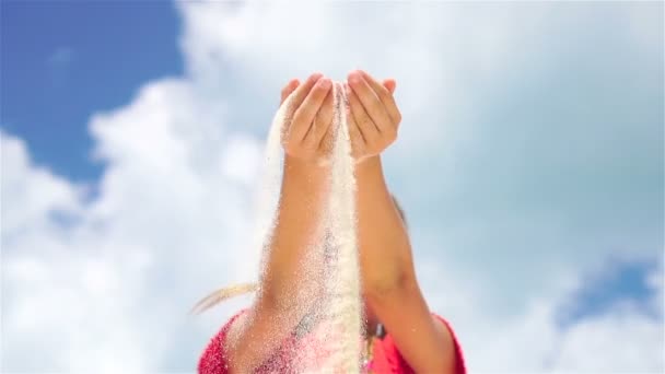 MOTION LENT FERMER : Fille jouant avec du beau sable blanc à la plage tropicale — Video