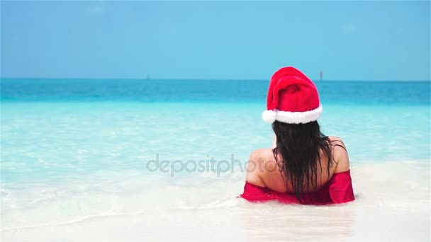 Γυναίκα με καπέλο Σάντα με μπικίνι στην τροπική παραλία. Αργή κίνηση. — Αρχείο Βίντεο