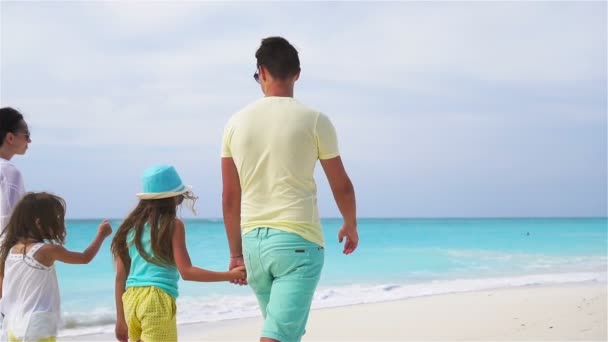 Aile plaj tatili. Yavaşlama Hareketi — Stok video