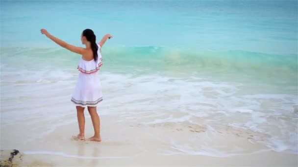 Молода красива жінка на тропічному узбережжі. Вид зверху щасливої дівчини в красивій сукні на білому пляжі — стокове відео