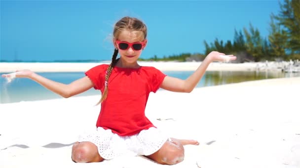 Niña jugando con hermosa arena blanca en la playa tropical. MOCIÓN LENTA — Vídeo de stock