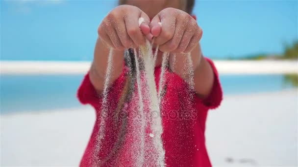 Lassú mozgás ZÁRVA fel: lány játszik gyönyörű fehér homok a trópusi strandon — Stock videók