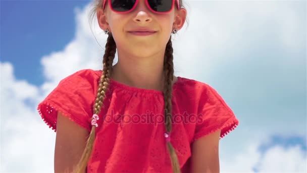 Ritratto di adorabile bambina in spiaggia durante le vacanze estive. SLOW MOTION — Video Stock