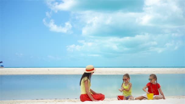 Adorables niñas y madres jóvenes en la playa blanca — Vídeos de Stock