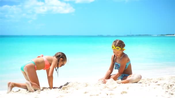 Niñas felices jugando con juguetes de playa durante las vacaciones tropicales — Vídeos de Stock