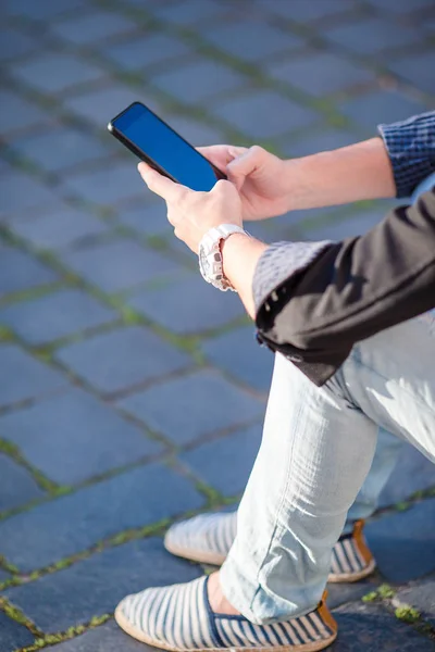 Detailní záběr mužských rukou drží mobilní telefon venku na ulici. Muž používající mobilní smartphone. — Stock fotografie