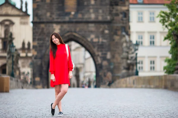 Glada unga urbana kvinnan i europeisk stad. Resor turist kvinna i Prag utomhus under semester i Europa. — Stockfoto
