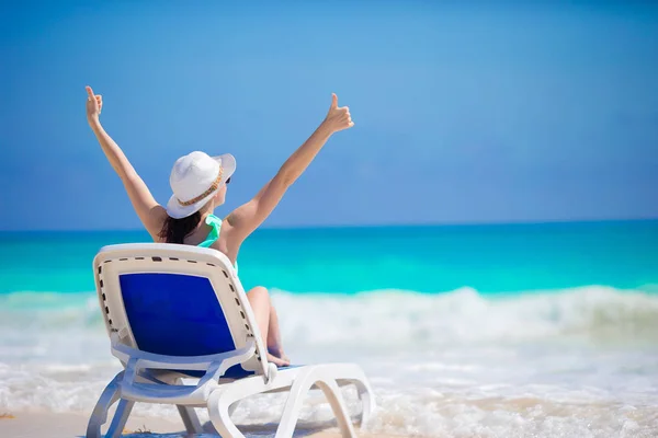 Νεαρή γυναίκα με το καπέλο σε μια τροπική παραλία ψάχνετε σχετικά με την όμορφη θέα στη θάλασσα — Φωτογραφία Αρχείου