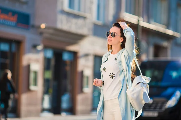 Feliz joven turista en la ciudad europea. Mujer caucásica caminando por las viejas calles de Europa — Foto de Stock