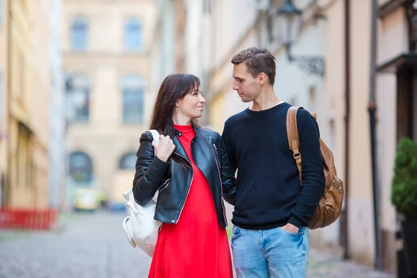 Romantic couple enjoy holidays in Europe. Happy family enjoying vacation on their honeymoon — Stock Photo, Image