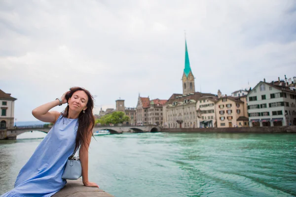 美しい女性は、チューリッヒ、スイス連邦共和国の屋外の休暇を楽しむ. — ストック写真