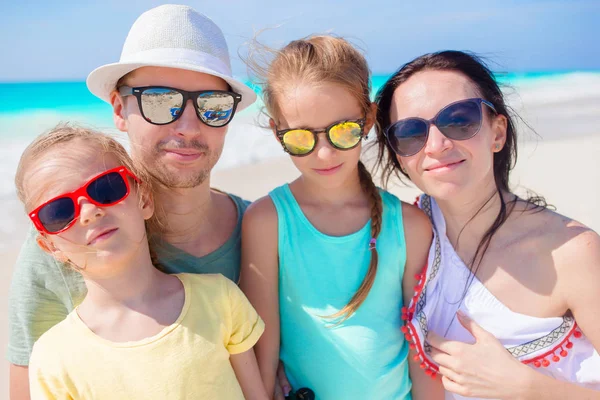 Piękny rodzinny biorąc selfie portret na plaży — Zdjęcie stockowe